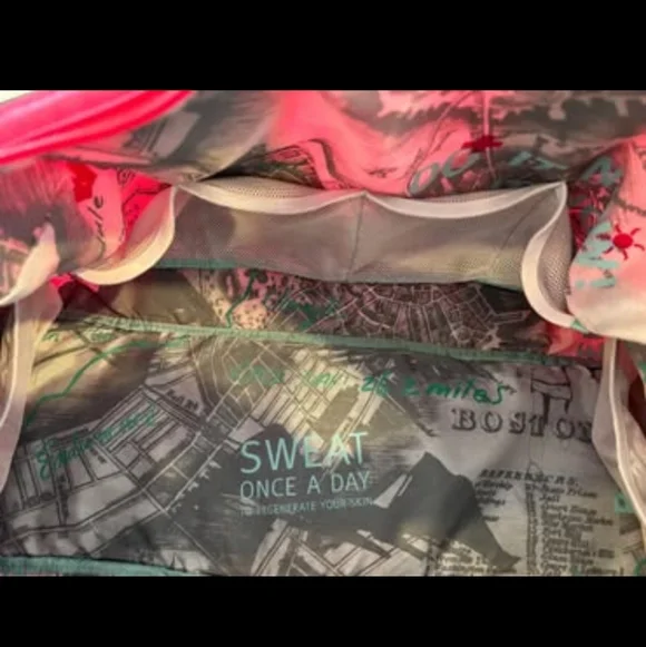 🍋 LULULEMON RARE JET RUNNING DUFFLE BAG-- AS IS - Picture 2 of 4